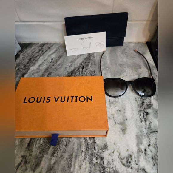 Authentic Louis Vuitton women's black sunglasses - Picture 8 of 9